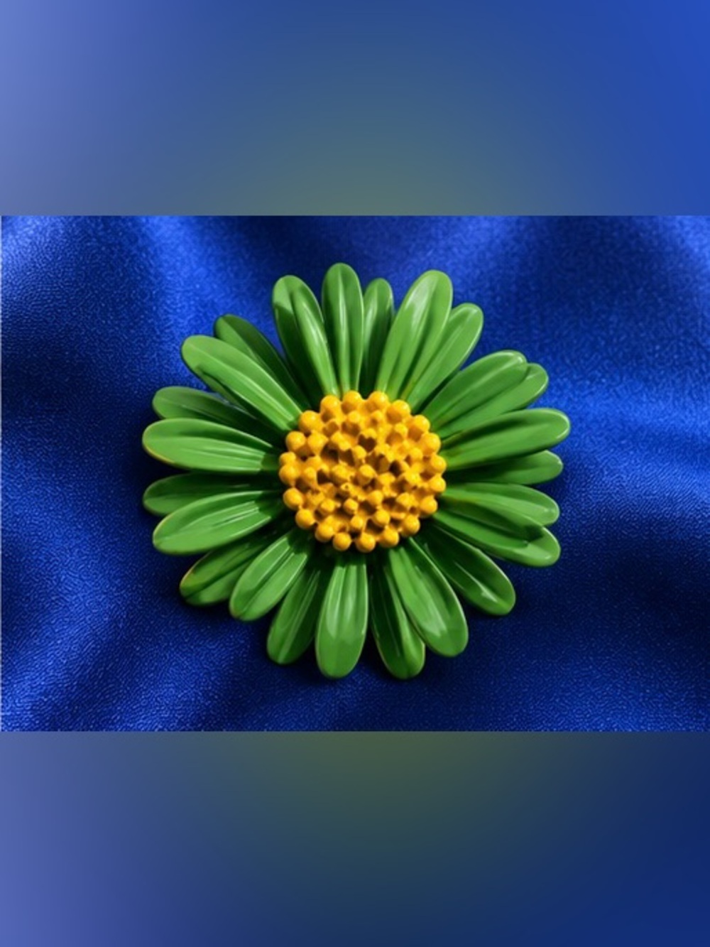 Green and Yellow Daisy Brooch - Women's Floral Jewelry